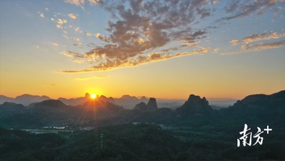 晚霞美丹峰。练德生 摄