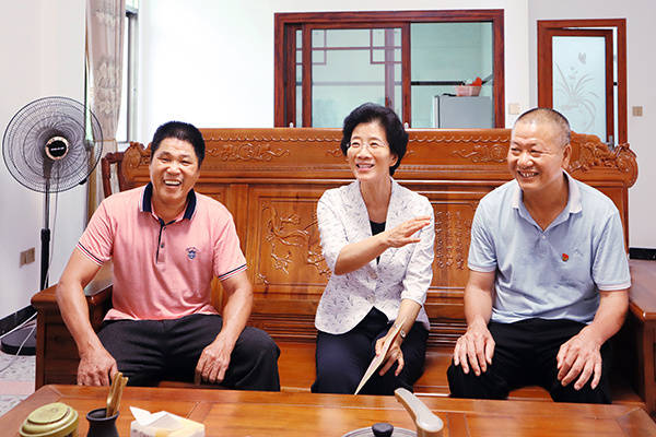 新丰县调研检查脱贫攻坚和乡村振兴工作,到梅坑村刚搬进危房改造新屋