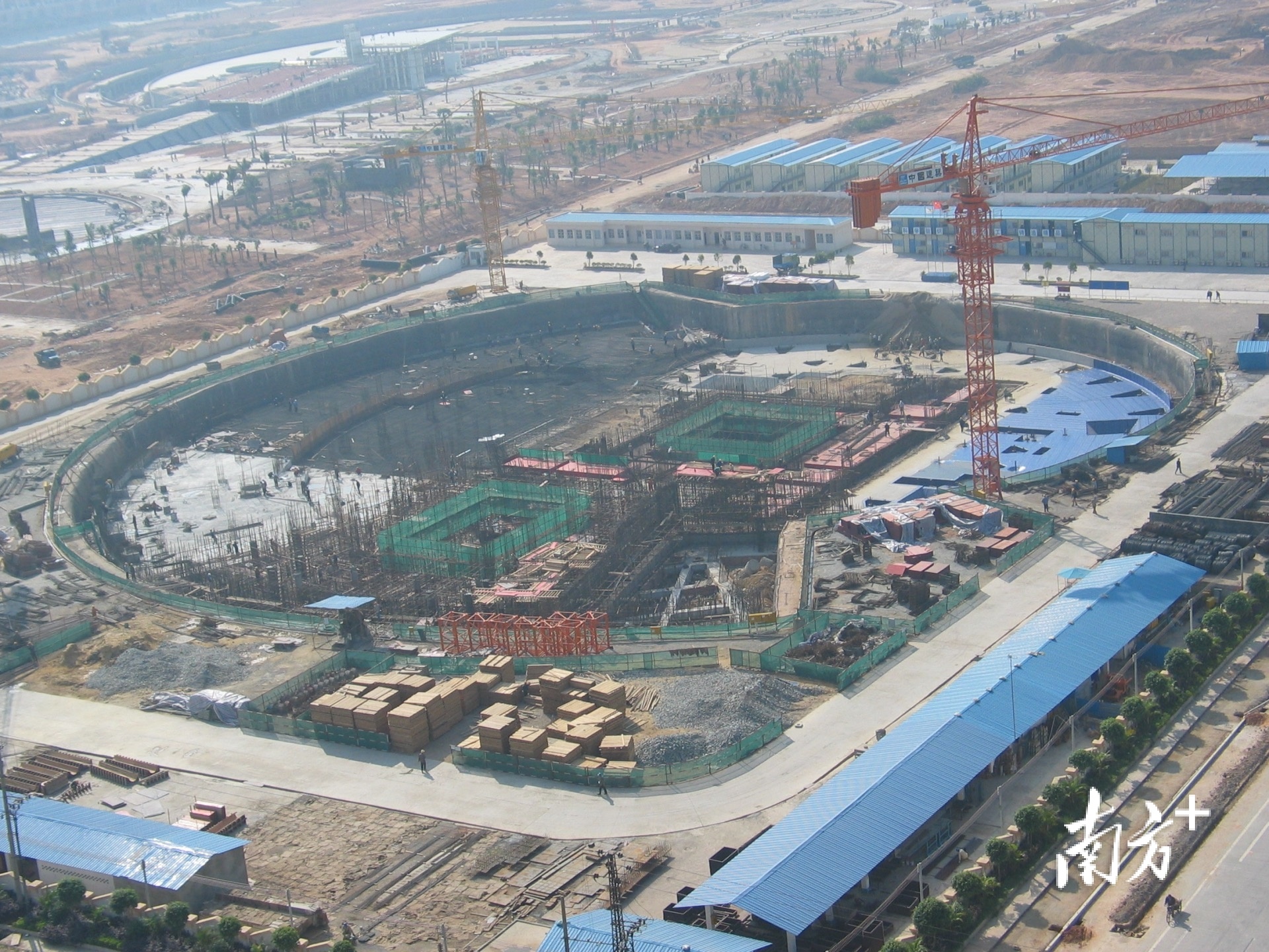 2003年，建设中的玉兰大剧院（馆藏照片）