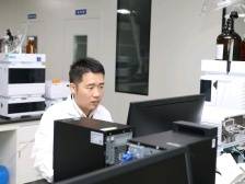 剃光头、爱健身，横琴85后博士后曾是摇滚青年