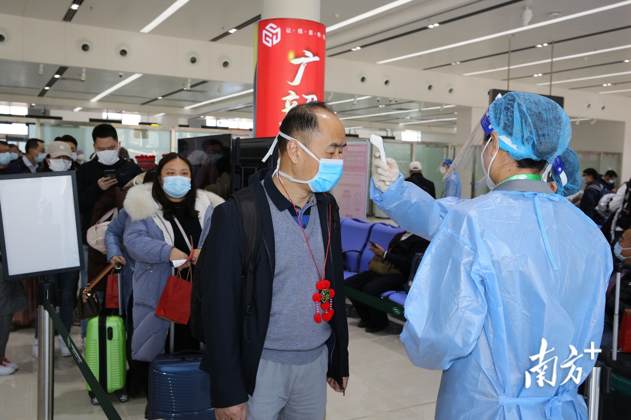 韶关丹霞机场首航乘客检测体温。