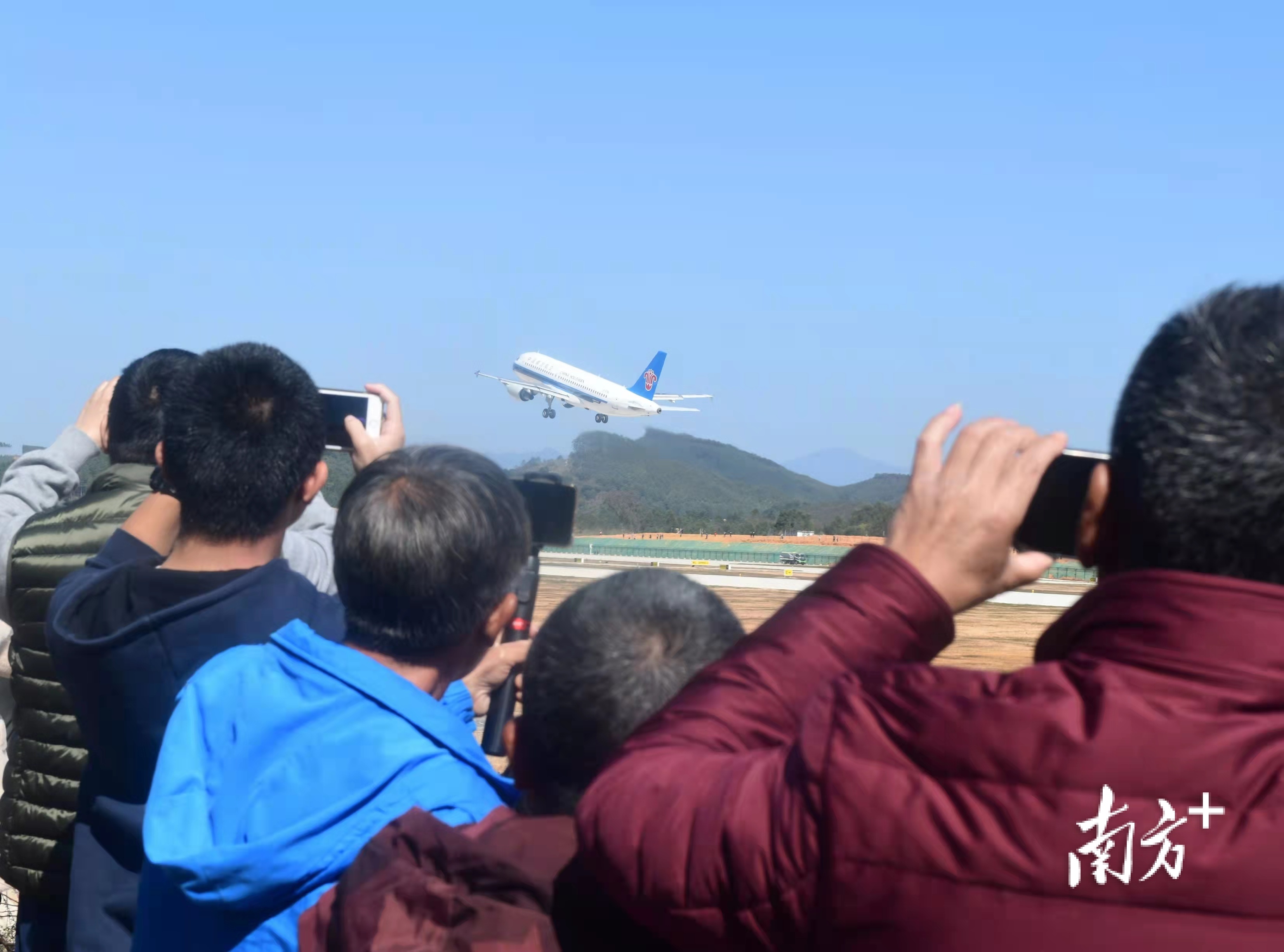 市民用手机记录韶关丹霞机场首航飞机起飞时刻。肖雄 摄