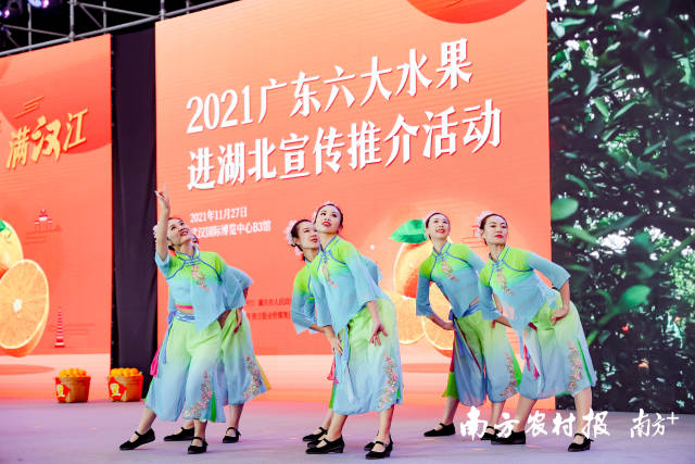 德庆县带来舞蹈《柑庆丰年》，以贡柑为载体，载歌载舞庆丰收，尽显地方特色文化。&nbsp;