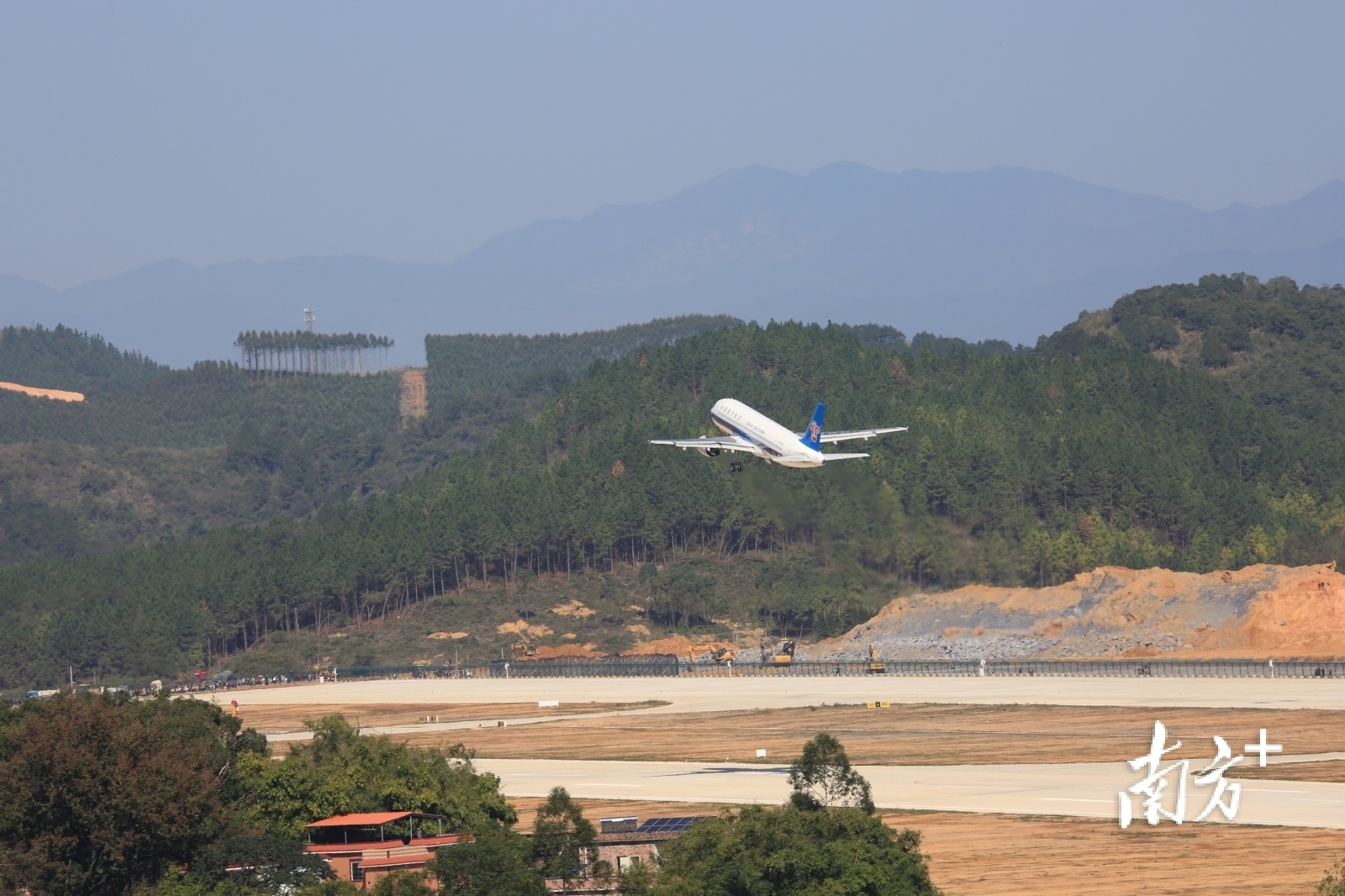 我校领导受邀参观十堰武当山机场-武汉金楚航空职业学校官网