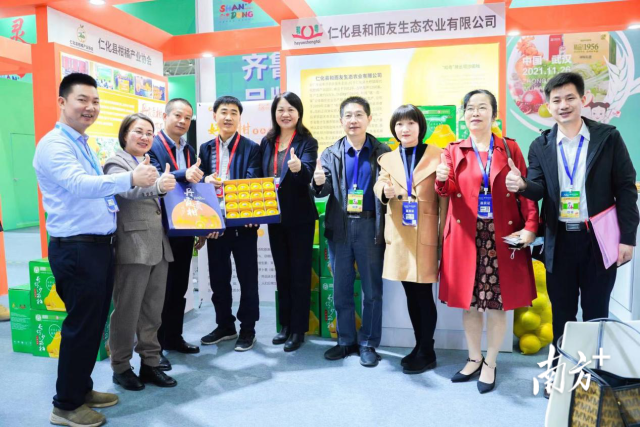  广东省农业农村厅二级巡视员罗惠兰（左五）等领导为丹霞贡柑点赞