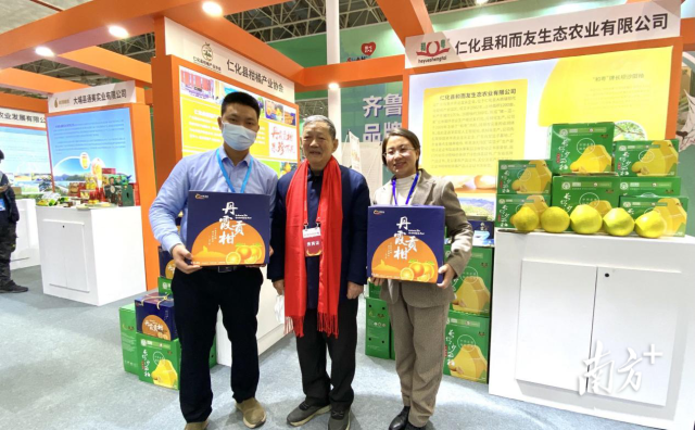  中国工程院院士傅廷栋（中）为丹霞贡柑点赞