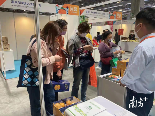  逛展澳门居民现场下单购买丹霞贡柑