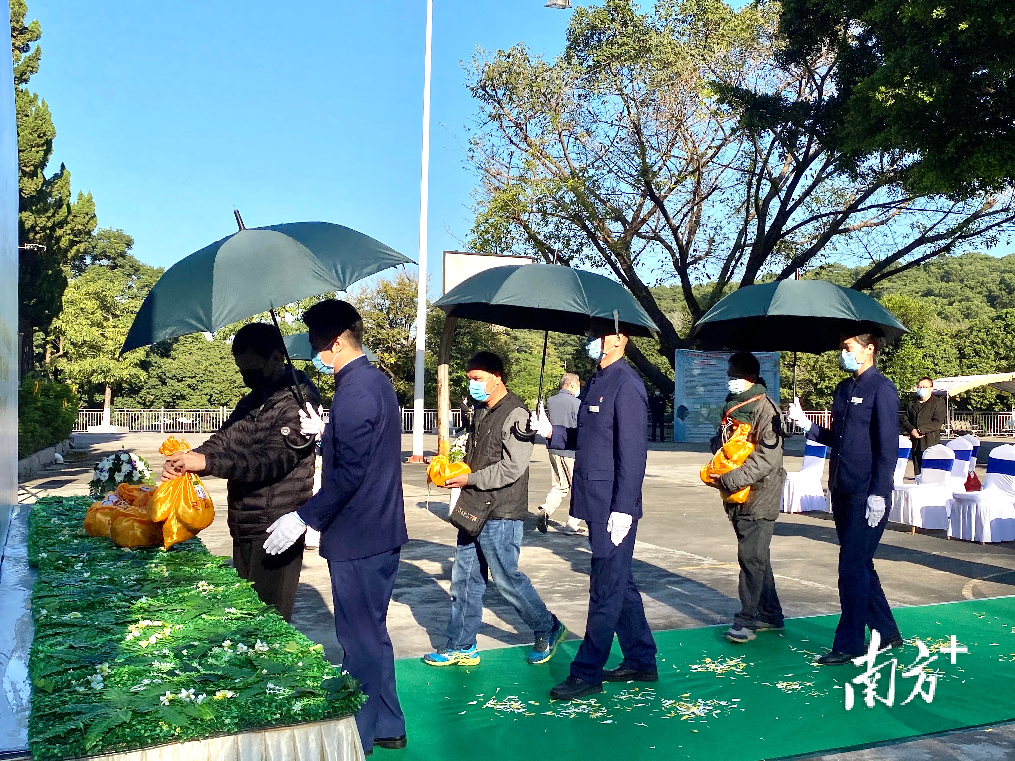 39位逝者长眠大海，中山举行骨灰免费集体海葬  南方+ 曾艳春 拍摄