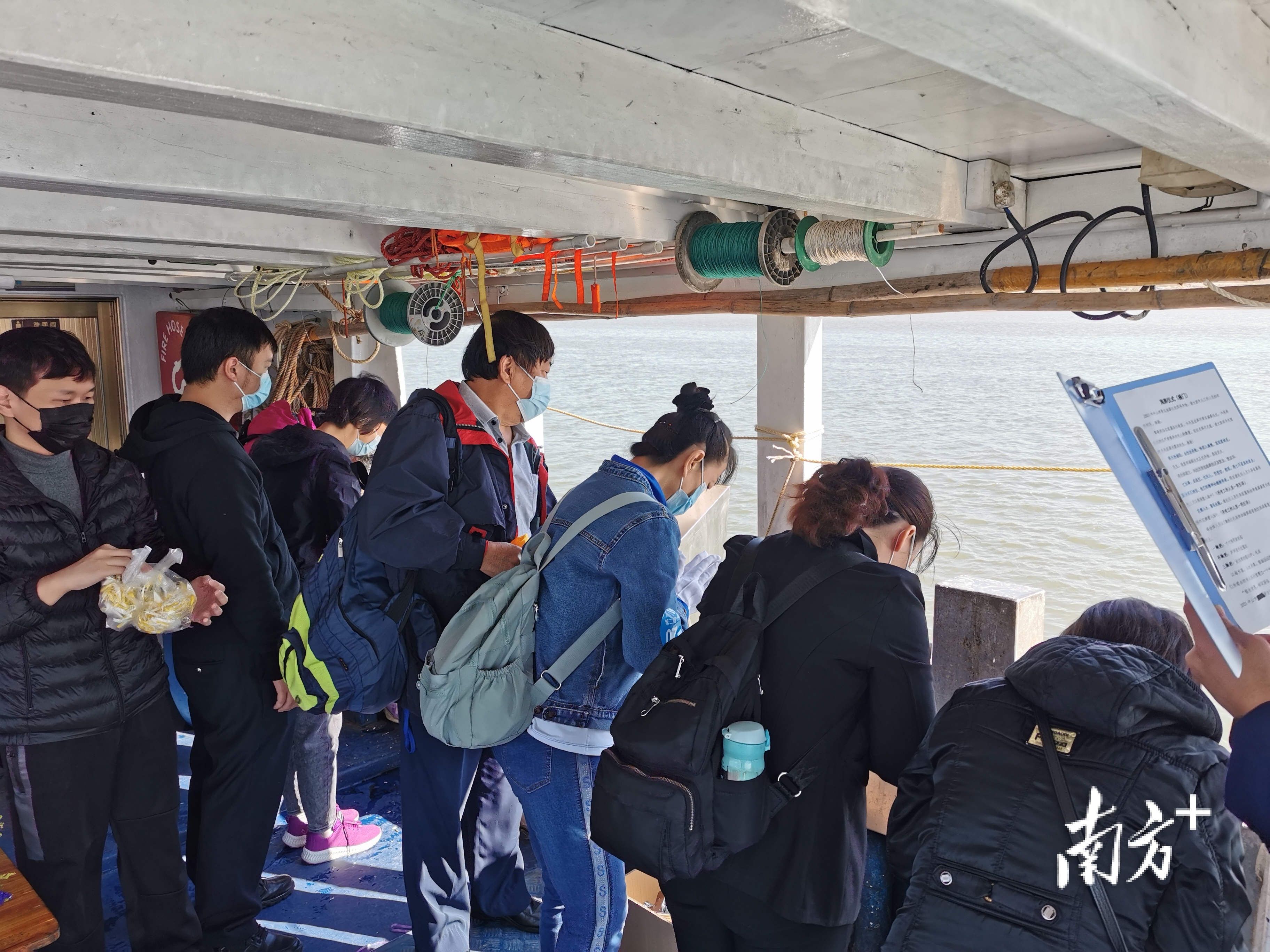 39位逝者长眠大海，中山举行骨灰免费集体海葬  南方+ 曾艳春 拍摄