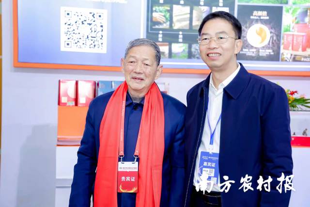 肇庆市农业农村局三级调研员傅水波（右）与中国工程院傅廷栋院士（左）在展位前合影。
