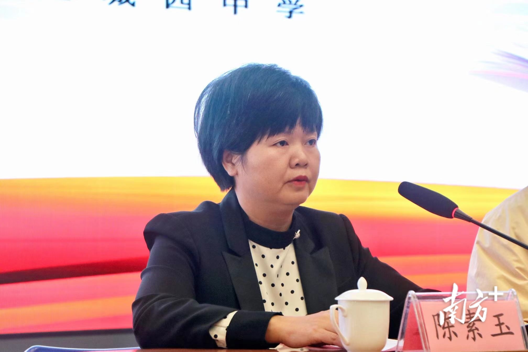 统战部副部长,潮州市工商联党组书记,潮州市非公党委书记陈素玉发言