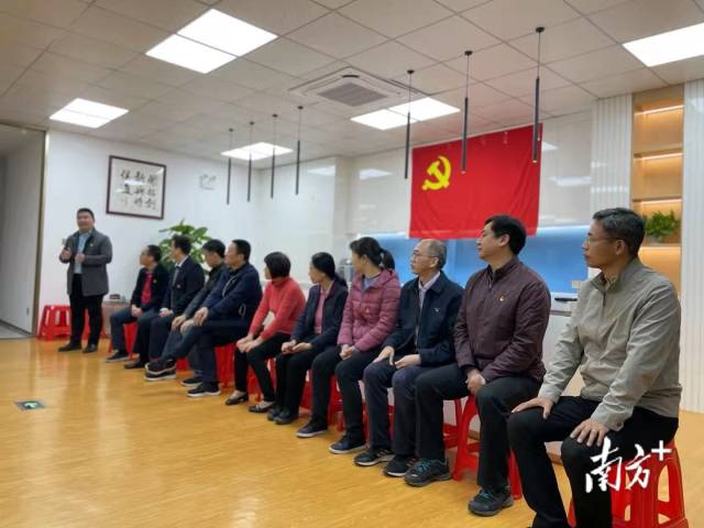 党员代表重温入党初心