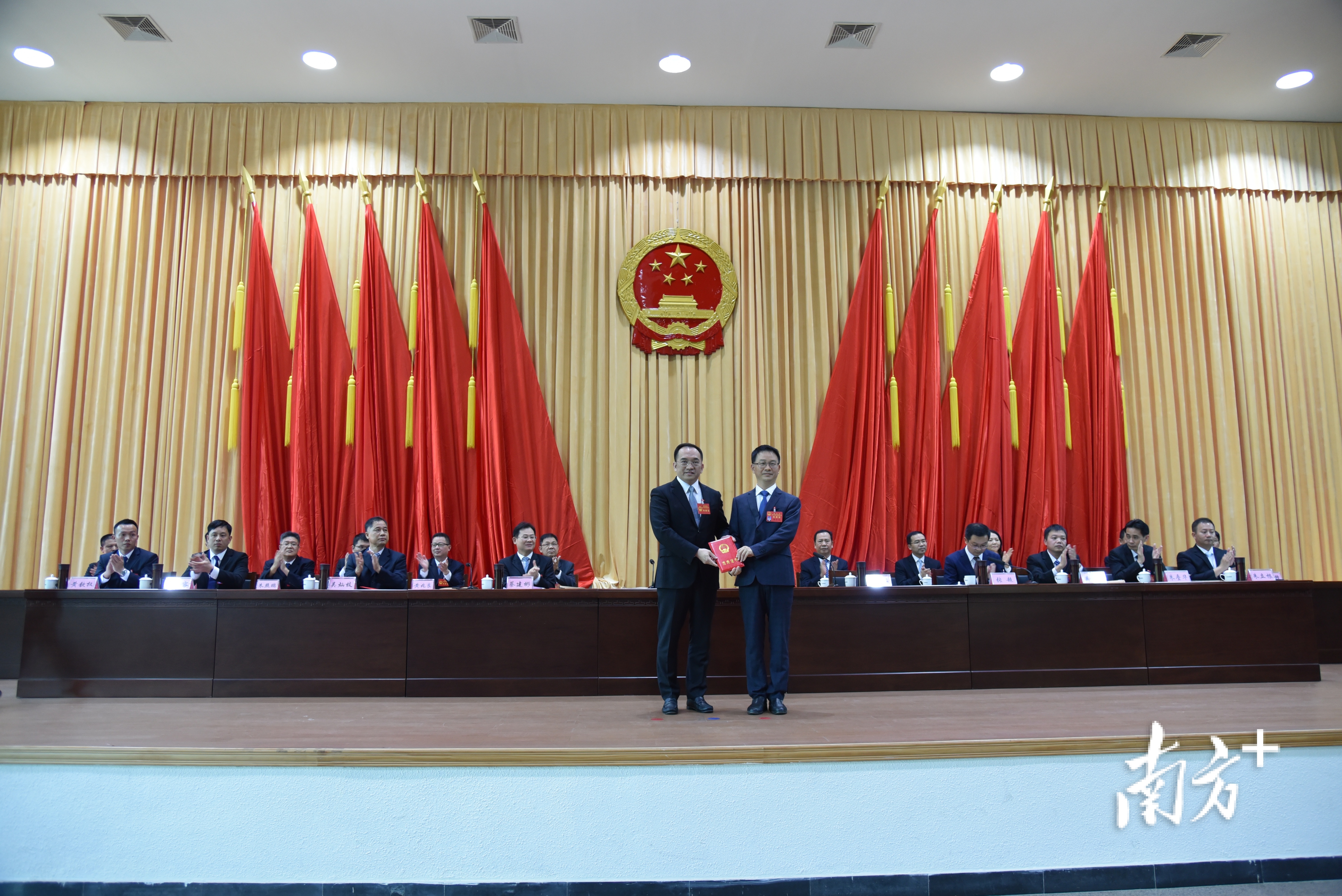 横沥镇委书记叶效怀（左）为新当选的镇长何日亮（右）颁发当选证书。