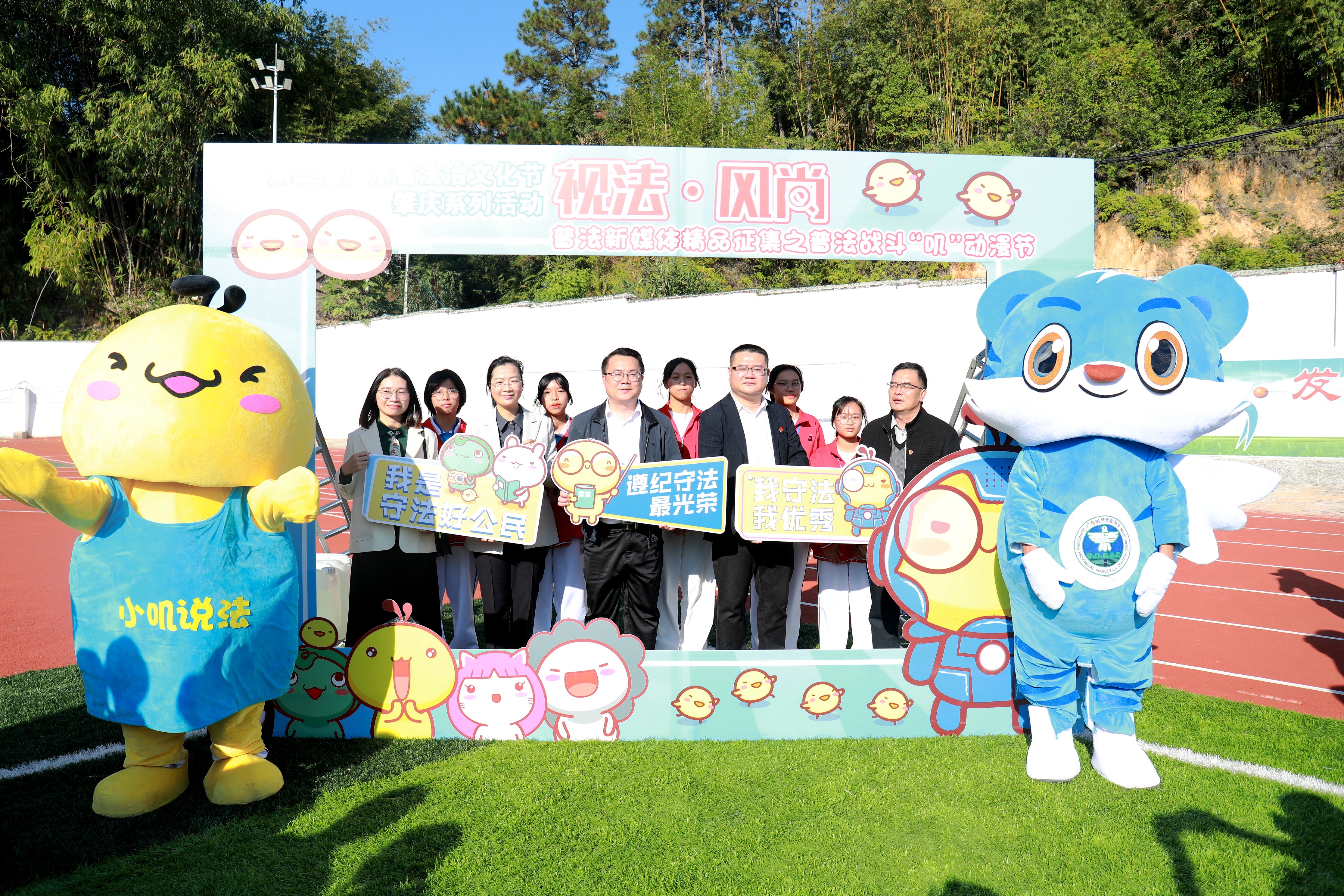 嘉宾学生代表在动漫节活动上合影。 &nbsp;南方+ 唐锦洪 摄