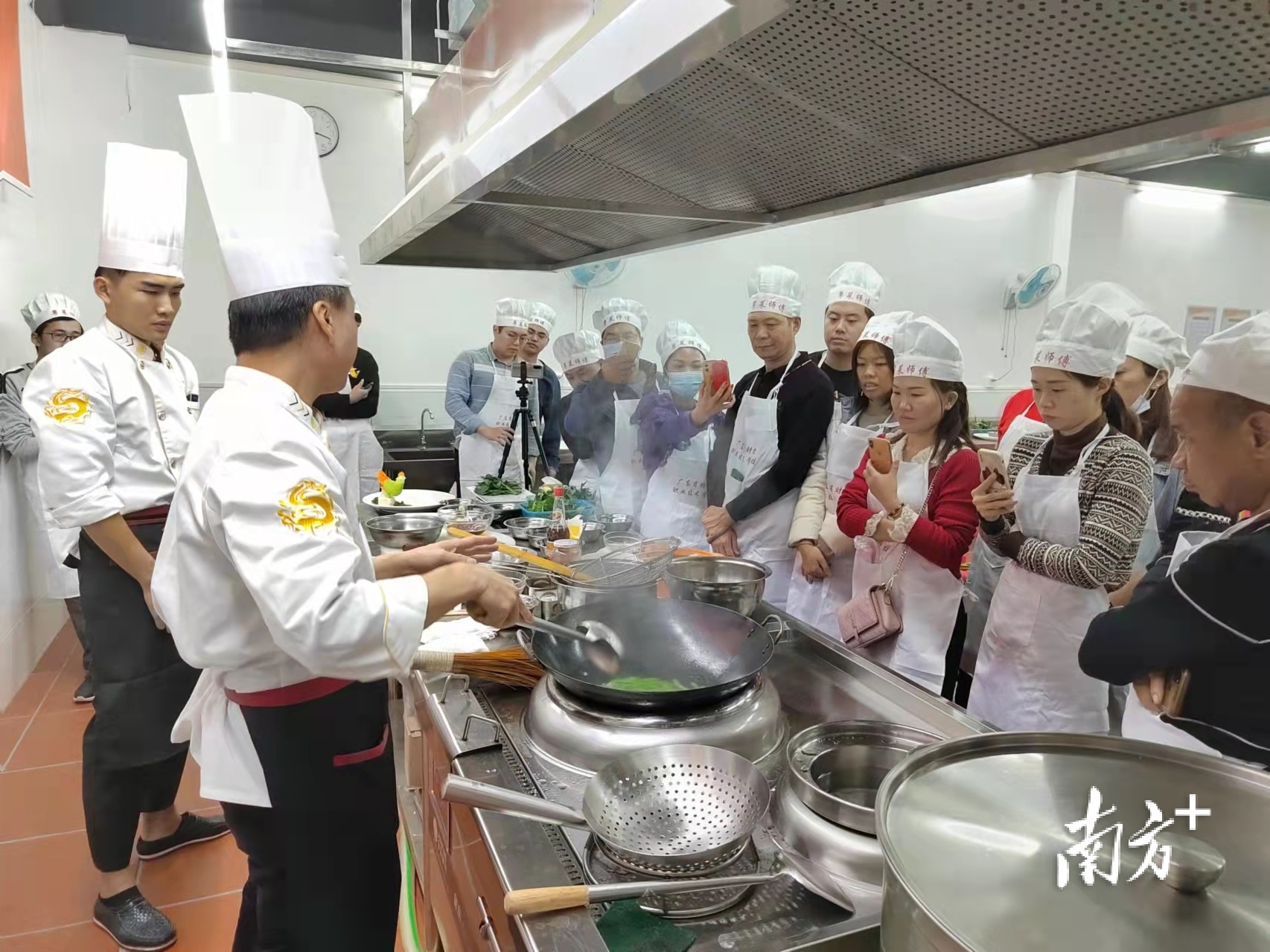 潮州市厨师协会会长、潮州市睿技职业培训学校校长、五星级“粤菜师傅”名厨”孙文生为学员讲授特色课程。 潮州市厨师协会会长、潮州市睿技职业培训学校校长、五星级“粤菜师傅”名厨”孙文生为学员讲授特色课程。