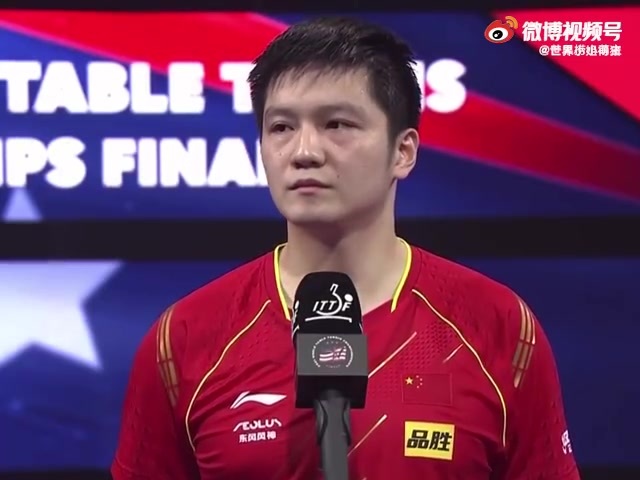 世乒赛名场面:樊振东被奖杯砸头,四面国旗同时升起,"00后"巅峰对决
