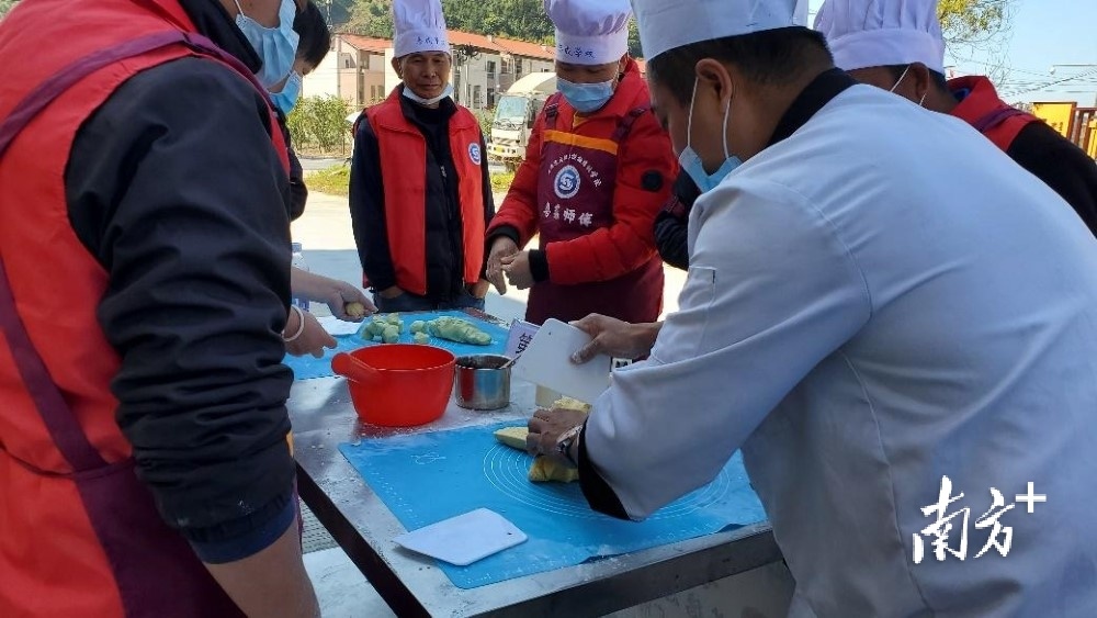 粤菜师傅江北权现场教村民进行点心制作。