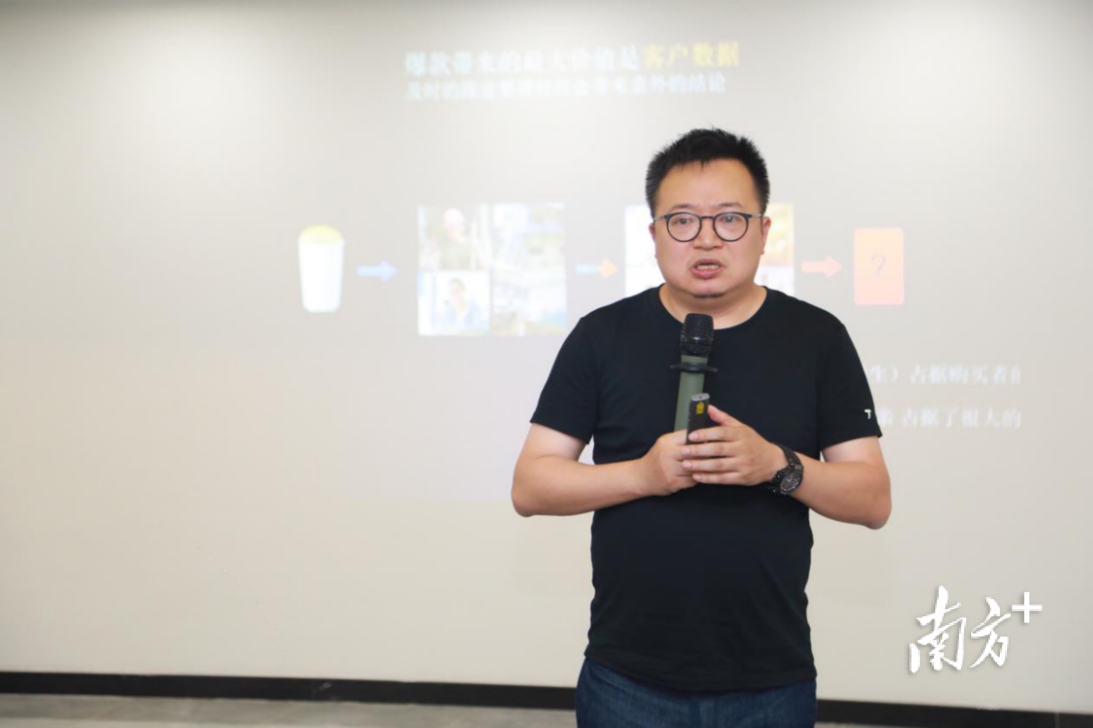 奥格工业设计创始人章炜在为学员上《设计最优解》一课。 奥格工业设计创始人章炜在为学员上《设计最优解》一课。