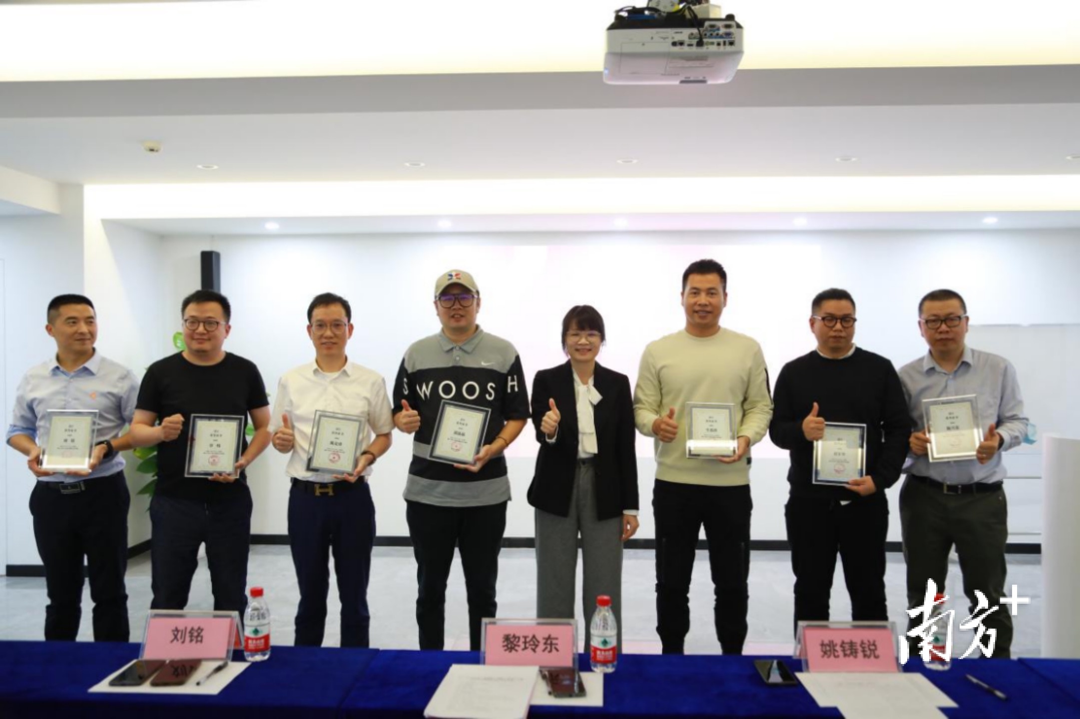 领导嘉宾为导师及学员颁发证书。 领导嘉宾为导师及学员颁发证书。