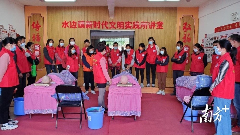 黄丽樱现场用模特工具示范家政实际操作。