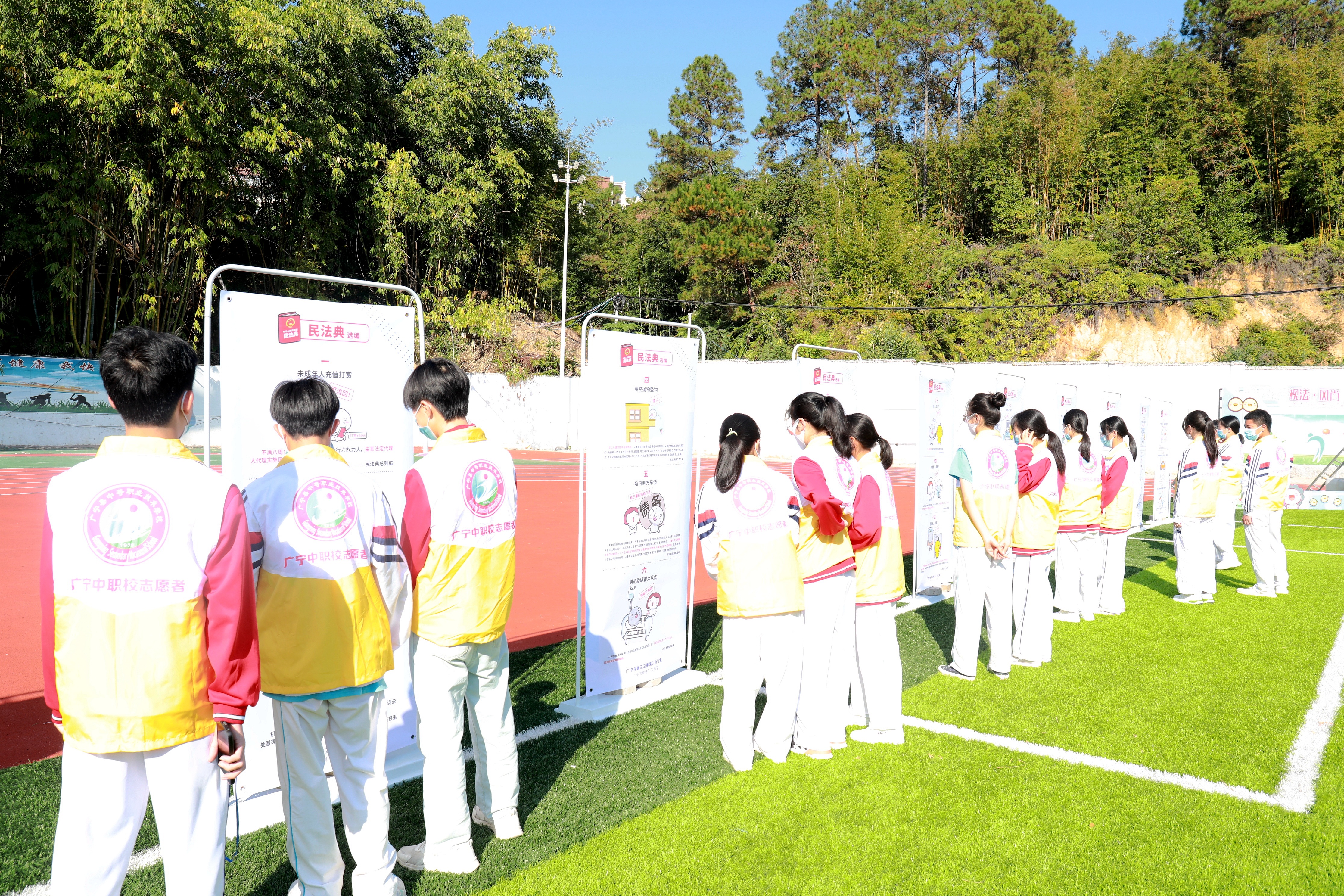 学生观看以动漫形式呈现的《民法典》。 &nbsp;南方+ 唐锦洪 摄