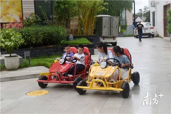 来自广州的游客在惠阳区矮光村游玩。南方日报记者 梁维春 摄 来自广州的游客在惠阳区矮光村游玩。南方日报记者 梁维春 摄