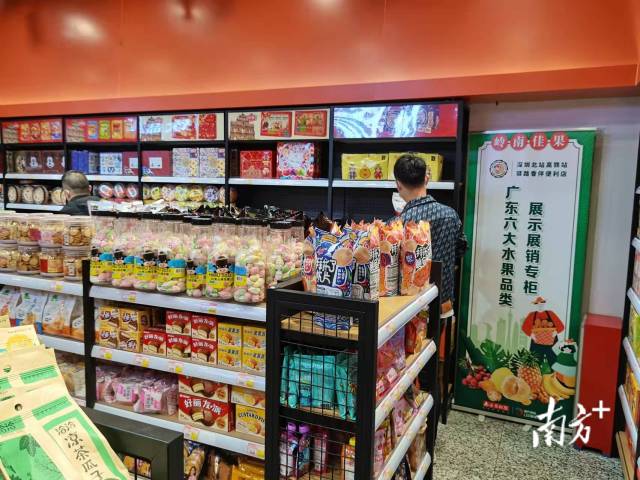 消费者正在展销专柜选购&nbsp;&nbsp;