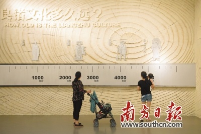 观众在良渚博物院了解良渚文化历史。新华社发