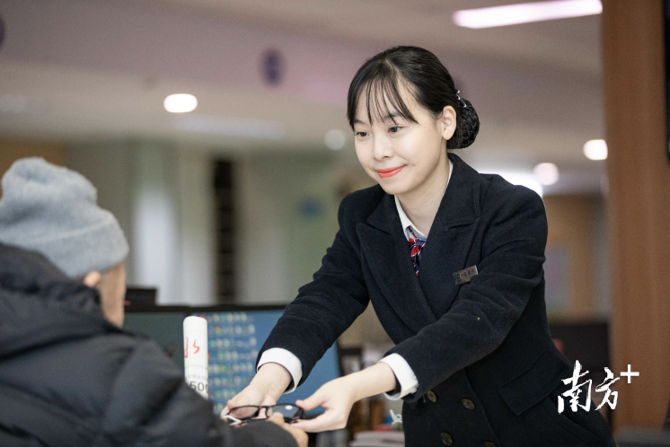 三水“一小时政务服务圈”实现“群众少跑路、数据多跑路”。三水区委宣传部供图 三水“一小时政务服务圈”实现“群众少跑路、数据多跑路”。三水区委宣传部供图