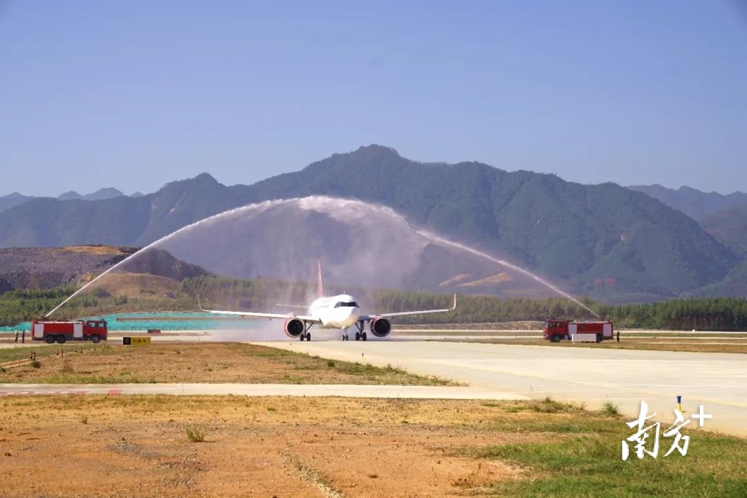 飞机正在过水门。