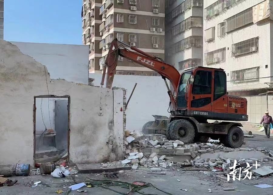 池湖村大力清拆违建房屋。