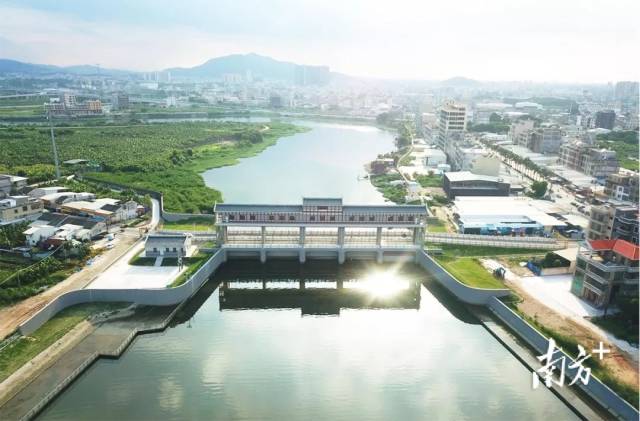 图为韩江榕江练江水系连通工程——潮水溪疏浚工程塭嘴水闸.