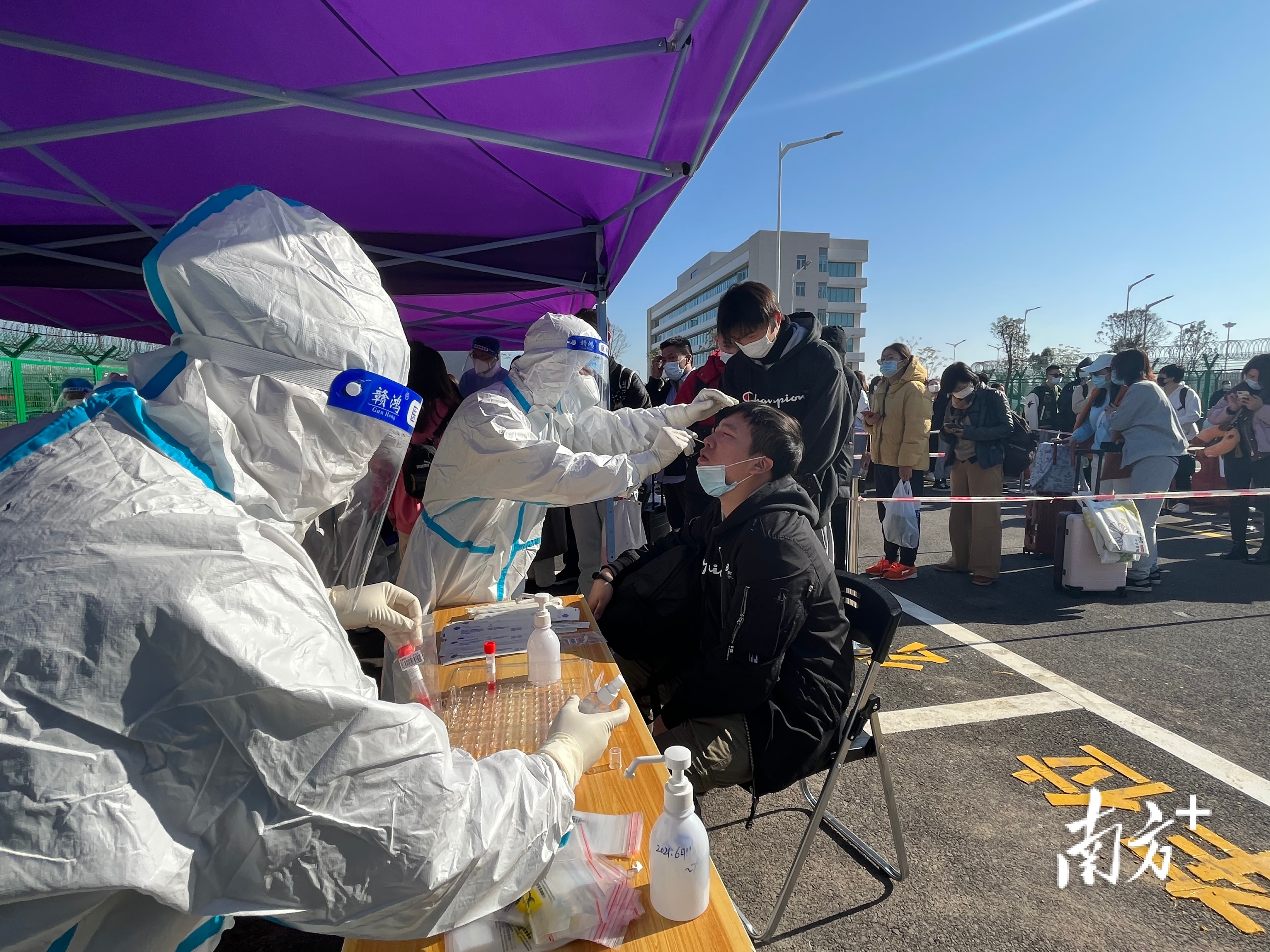 乘客落地后排队检测核酸。南方+ 叶志强 拍摄