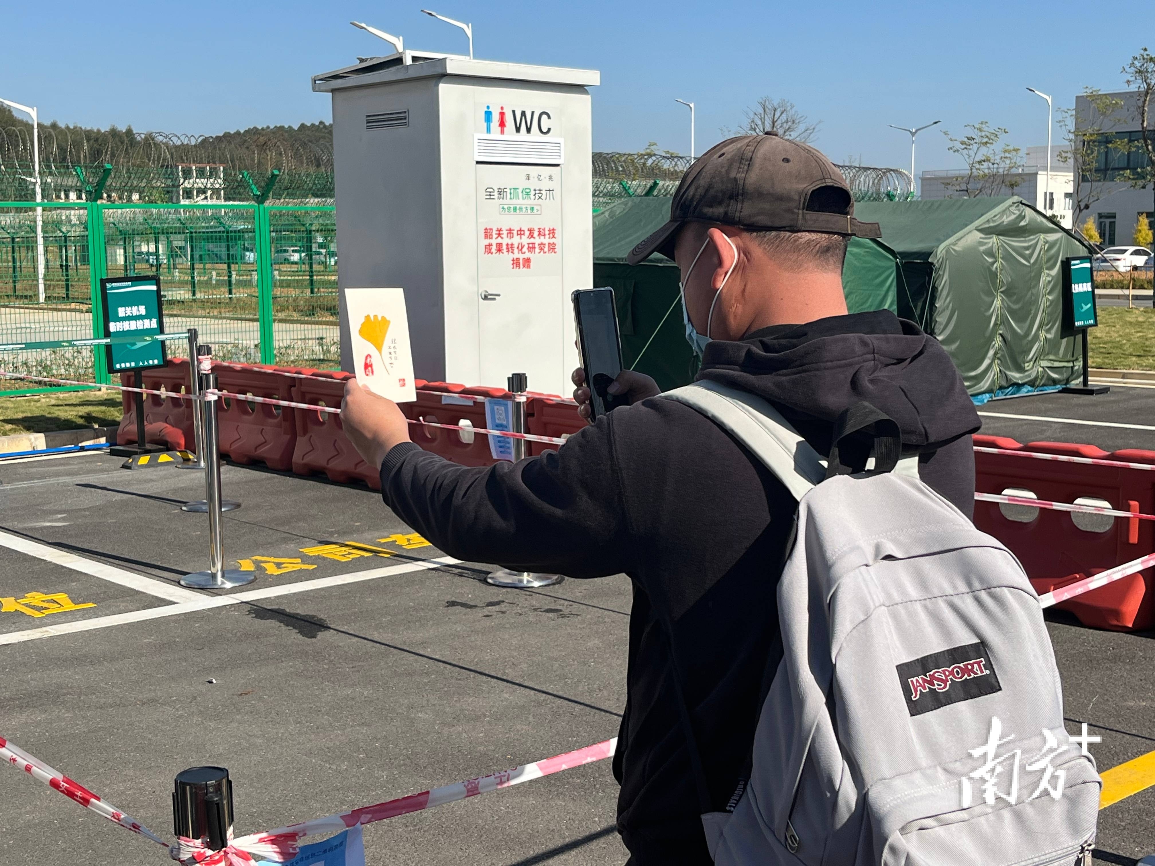 乘客拿起“银杏文创”明信片进行拍照。南方+ 叶志强 拍摄