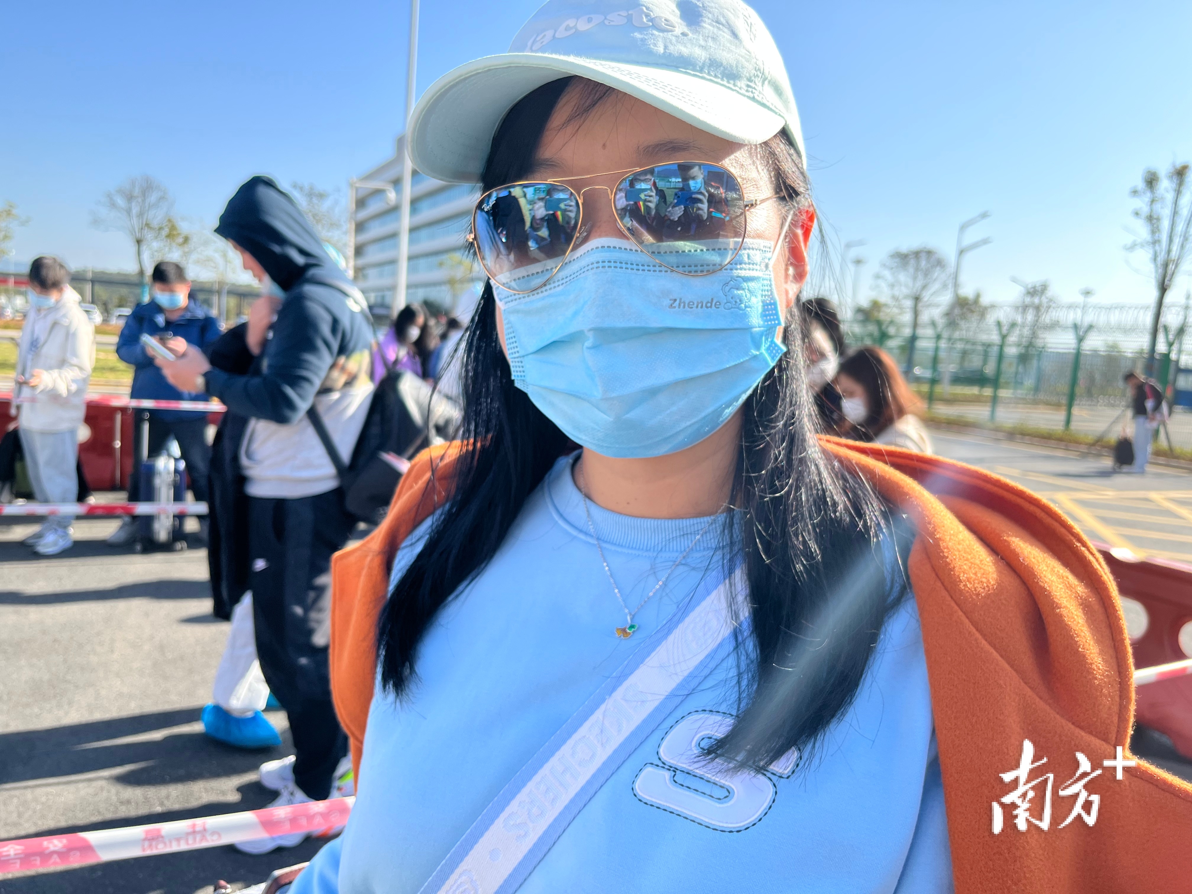 孔女士已经戴上纪念品银杏项链。南方+ 叶志强 拍摄