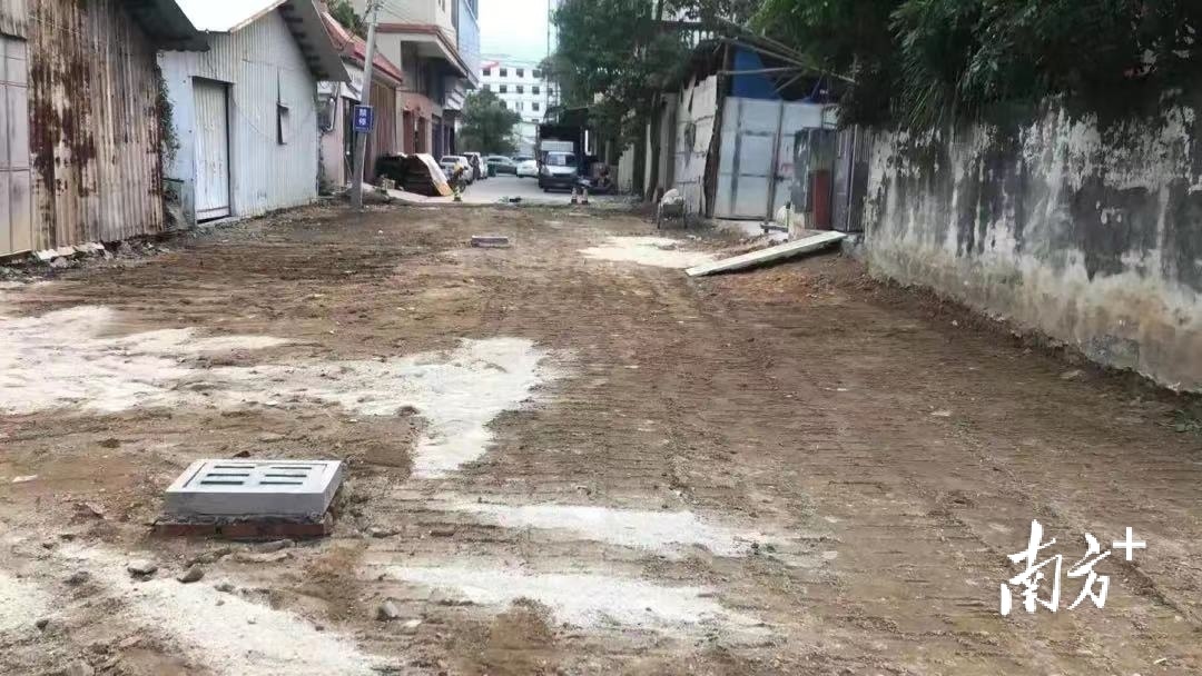 蔡陇村重铺宫上先生伯路破损路段。