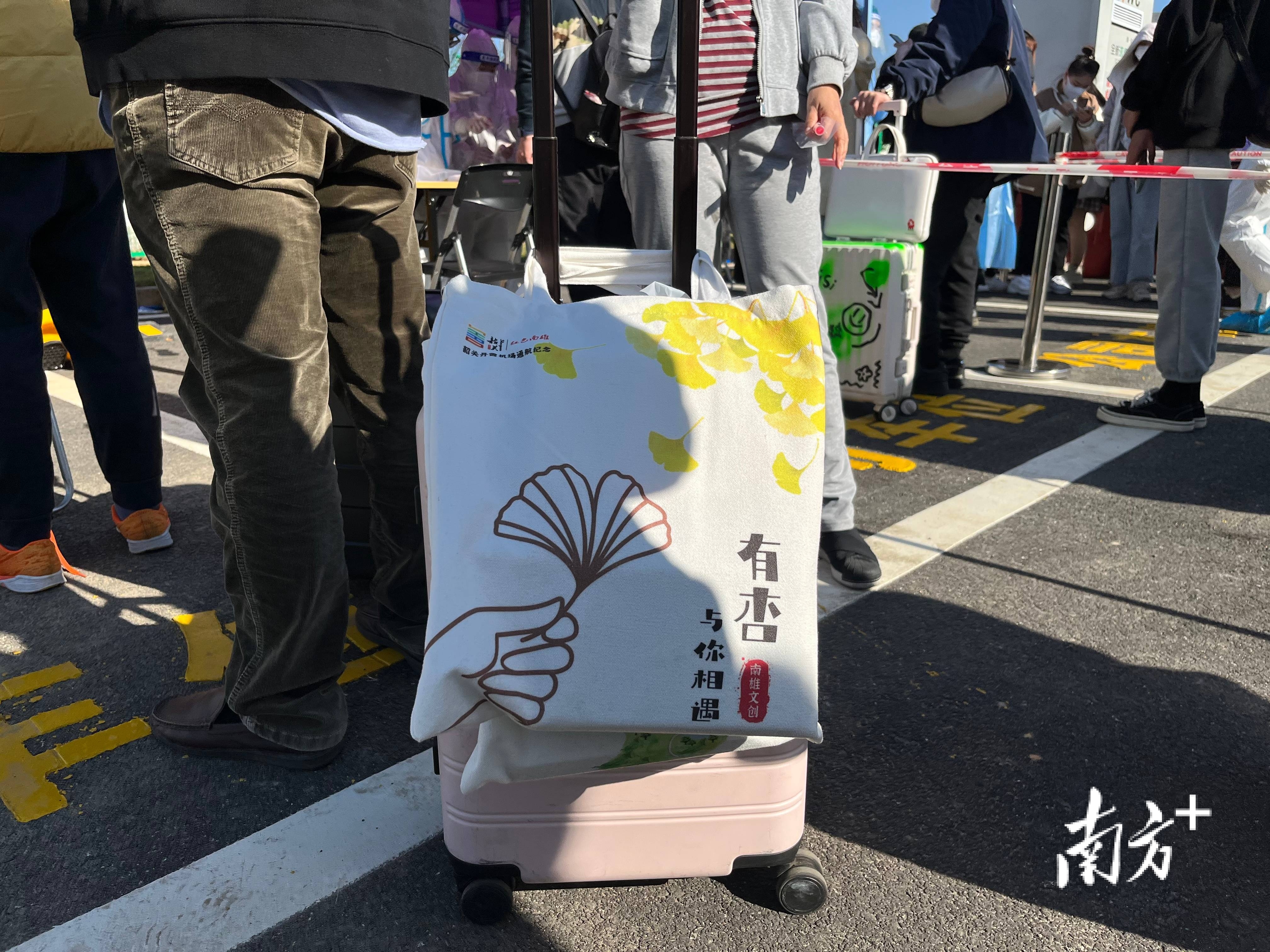 乘客行李箱上挂着的“银杏文创”。南方+ 叶志强 拍摄