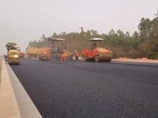 完成首层沥青摊铺，这条通往湛江吴川机场的道路有新进展