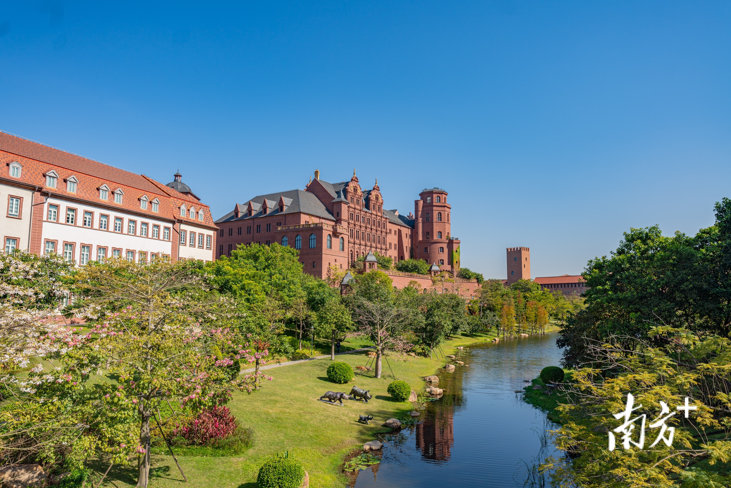 华为松山湖基地以独特风格成为热门“打卡点”