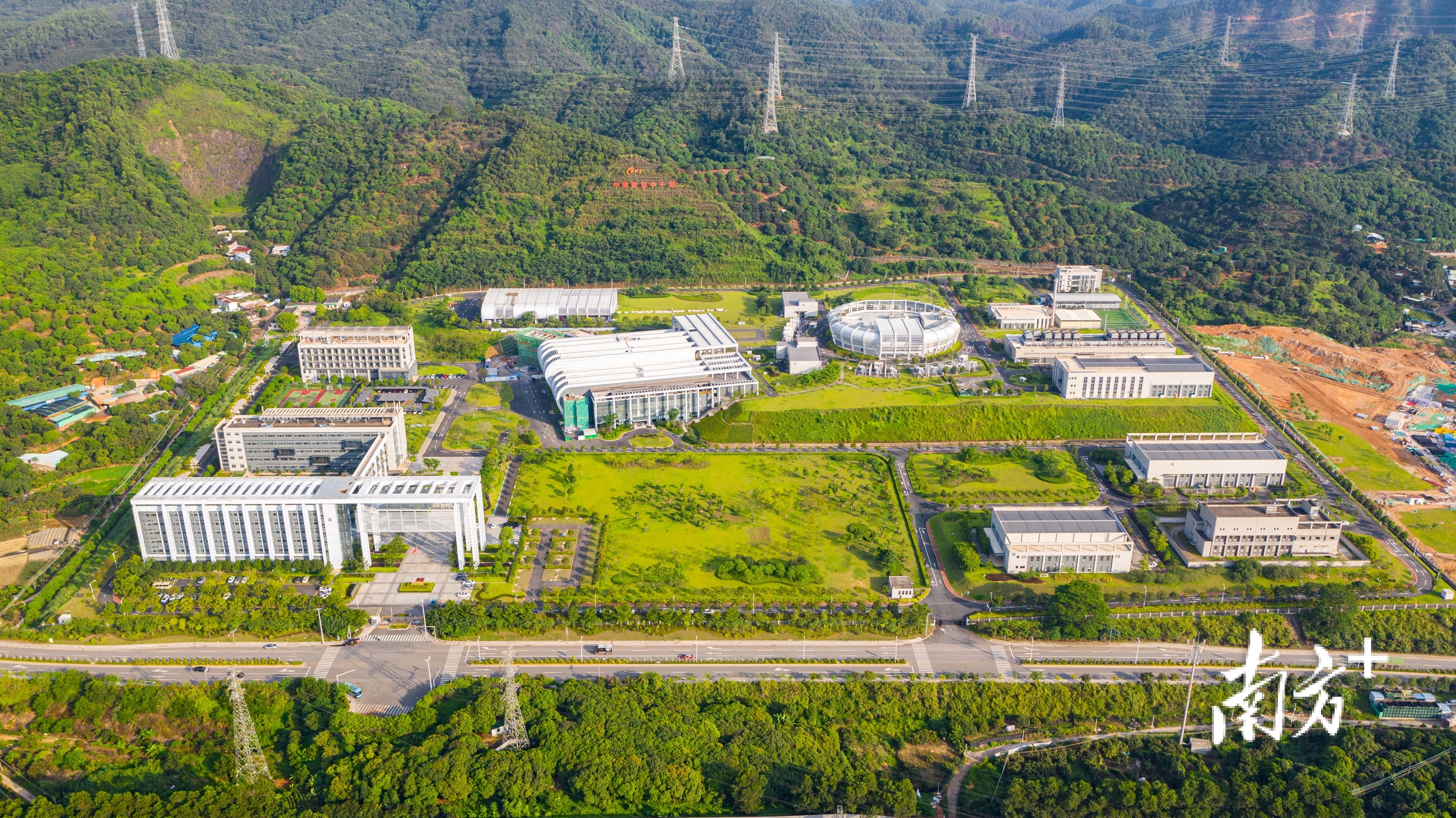 巍峨山下中国散裂中子源是当之无愧国之重器。 巍峨山下中国散裂中子源是当之无愧国之重器。