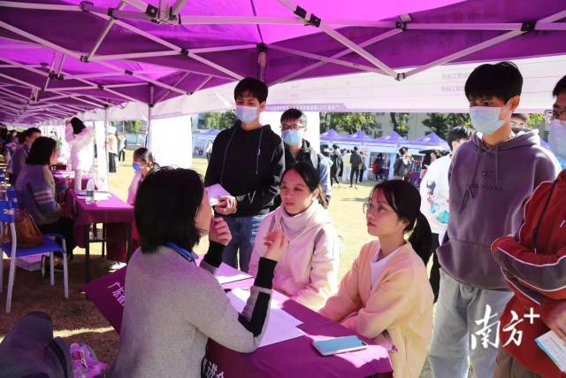 广州招聘会_龙岗区赴广州招聘会再次火爆全场