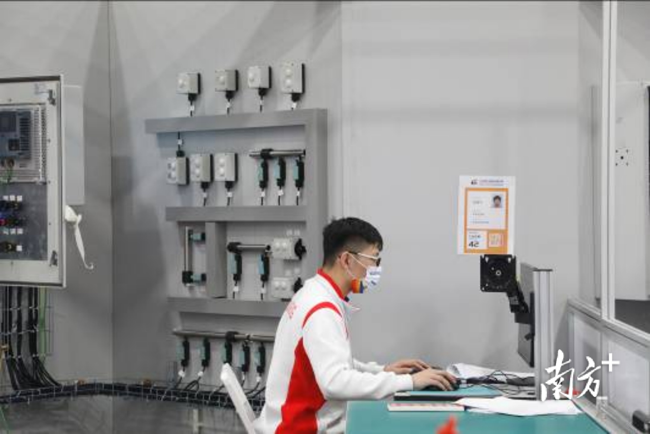 东莞市技师学院学生任鸽平获工业控制项目金奖。