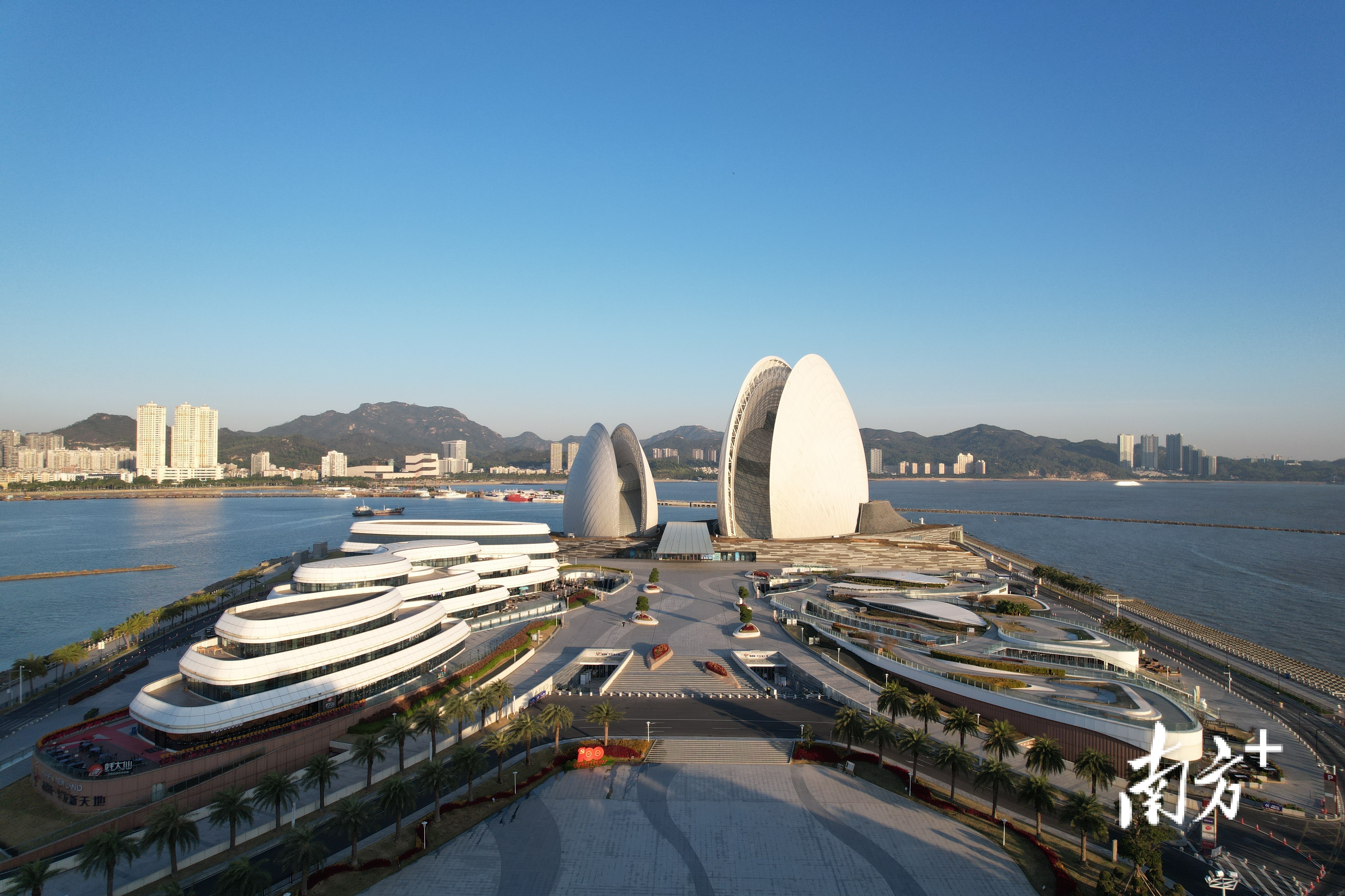 12月4日清晨，珠海阳光明媚，晴空万里，日月贝大剧院在阳光下显得异常洁白纯净。 南方拍客&nbsp;瑞 供图