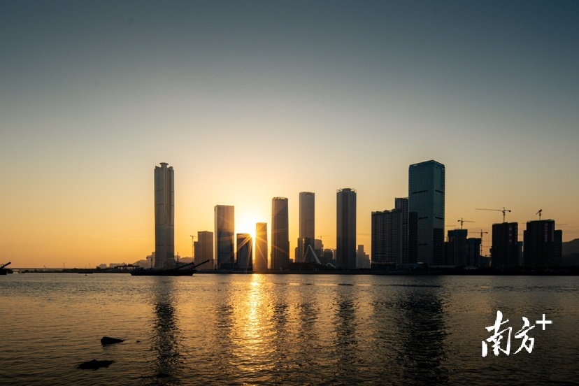 12月5日，珠海横琴金融岛，太阳从楼宇间升起。 &nbsp;南方拍客 過長城 供图