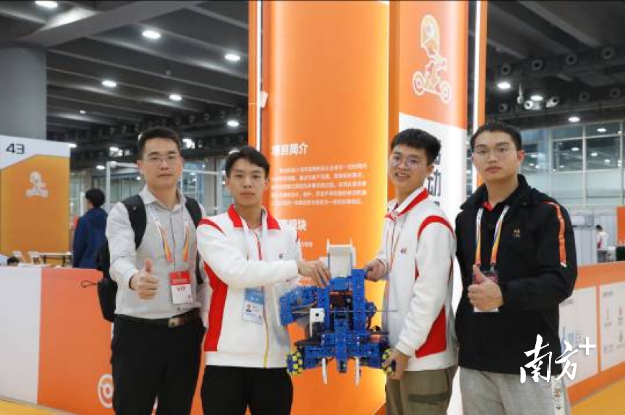 东莞市技师学院学生杨华有、卢敏获移动机器人项目金奖。