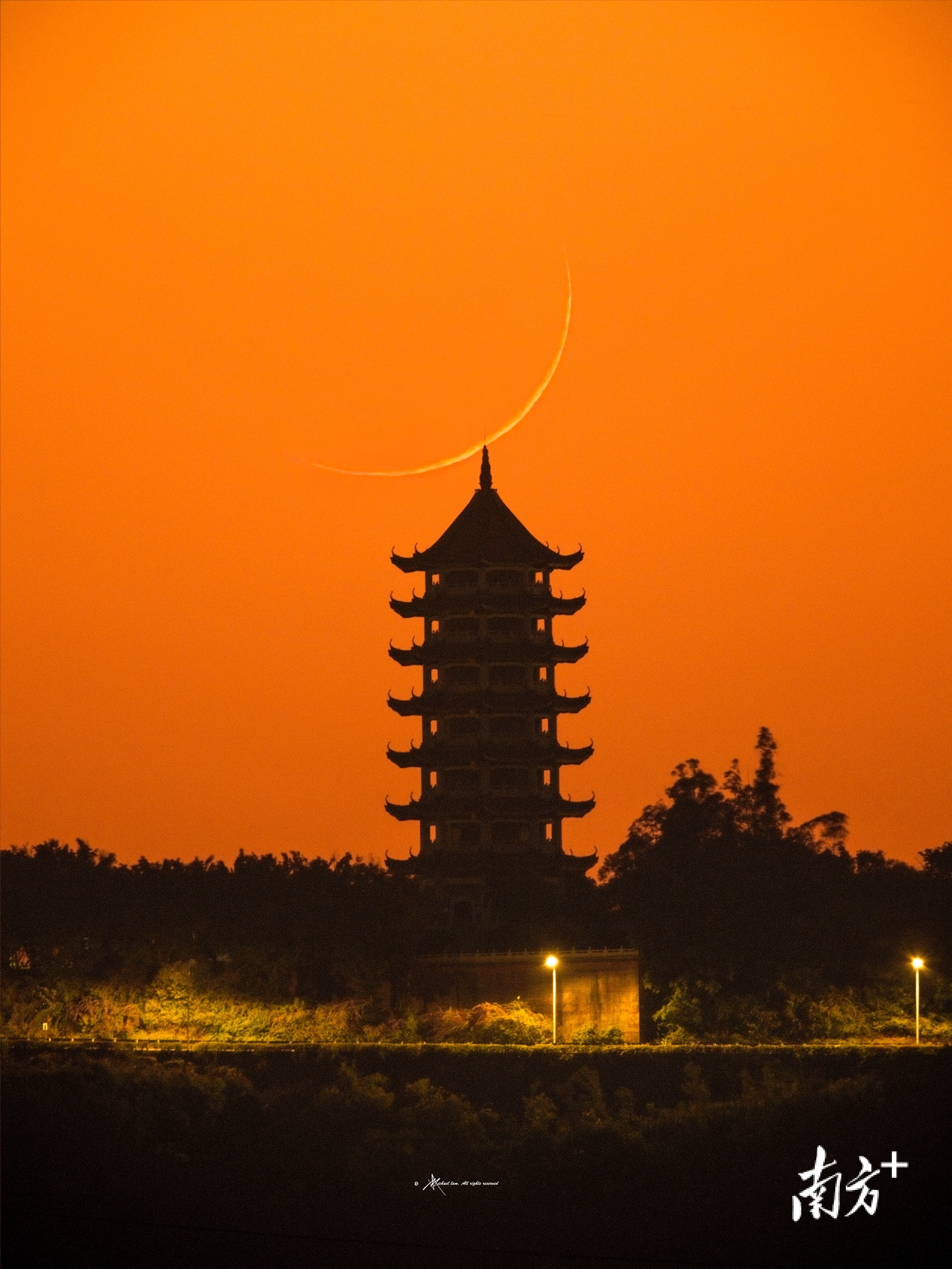 12月5日，广州南沙，月落时刻，月牙与十八罗汉塔同框。&nbsp; 南方拍客&nbsp;毕加思索 供图