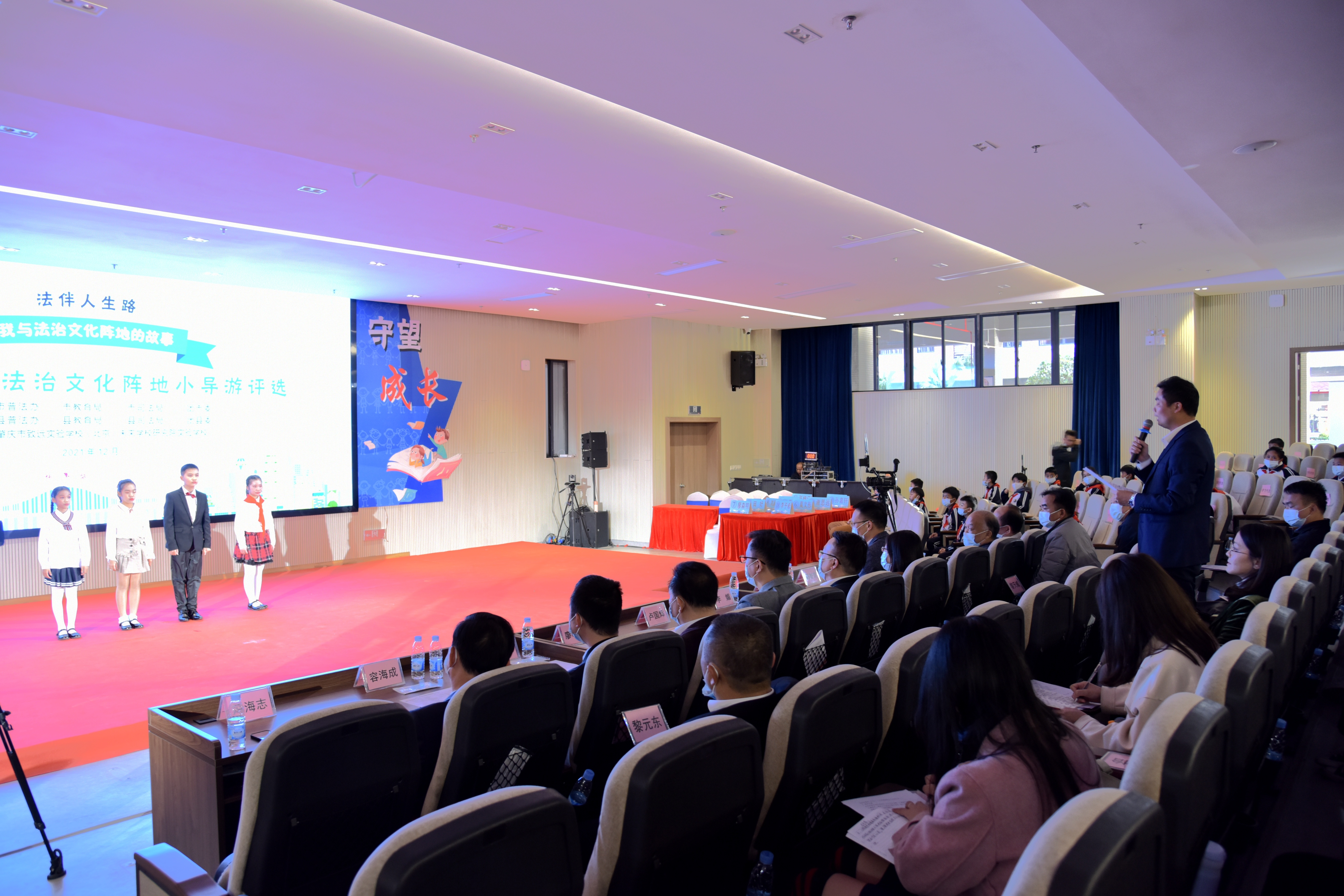 评委老师点评普法小使者的表演。&nbsp;