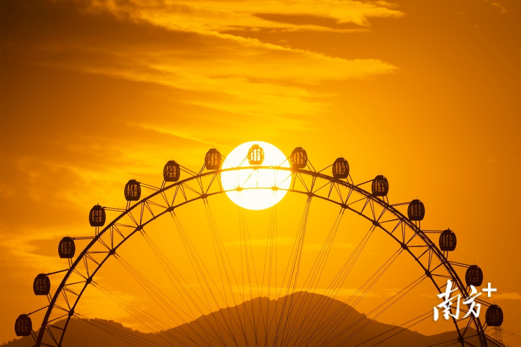 12月5日，太阳从珠海大信摩天轮缓缓落下。&nbsp; 南方拍客&nbsp;沙滩上的咸鱼 供图