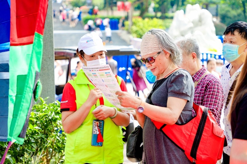 市城管部门志愿者向白云山游客宣传垃圾分类