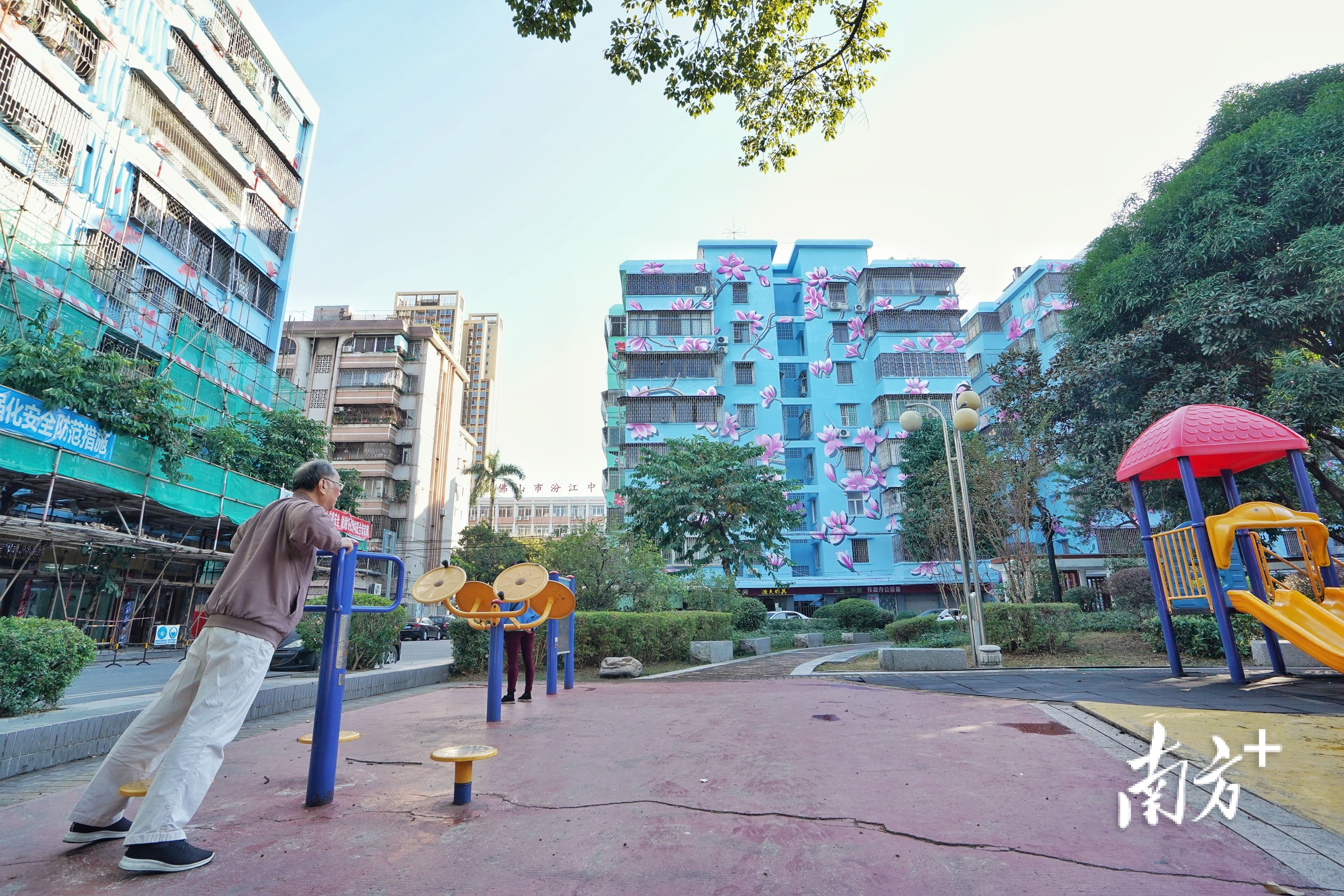 花园社区的改造对老住宅楼的外观进行了美化，增添了鲜花的元素。戴嘉信摄